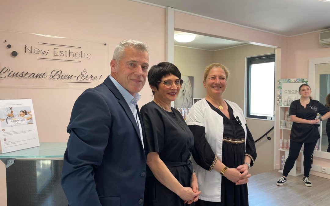 Le 21 avril dernier, l’opération « Printemps de la proximité » a été lancé dans l’Essonne avec le concours de la Sénatrice Laure DARCOS qui est devenue l’« apprentie d’un jour » de Sandra Zanidache, gérante de l’institut New Esthetic, à Mennecy (Essonne), en présence de Patrick Briallart, Président de la CNAMS Île-de-France.